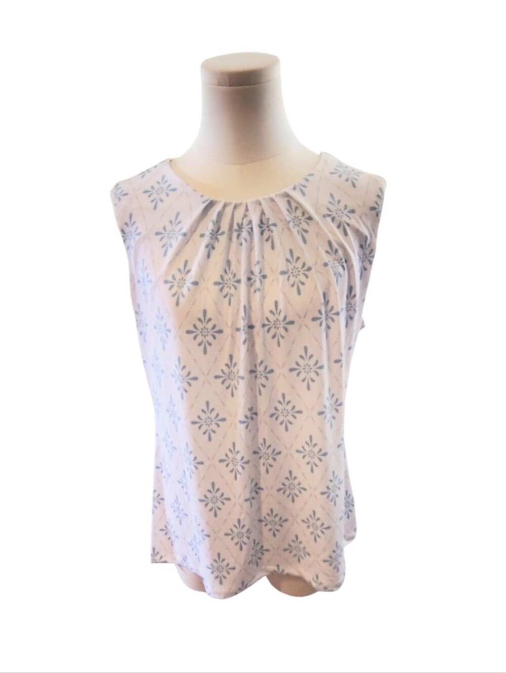 Tahari Dainty White and Blue Sleeveless Keyhole Pleated Blouse Size Large